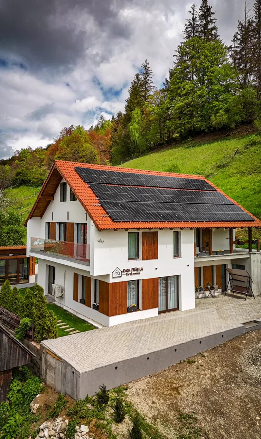 Casa Frătilă — vedere exterioară în zi însorită